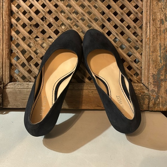Nine West wedge in black suede!  Perfect little black shoe! - Picture 3 of 6